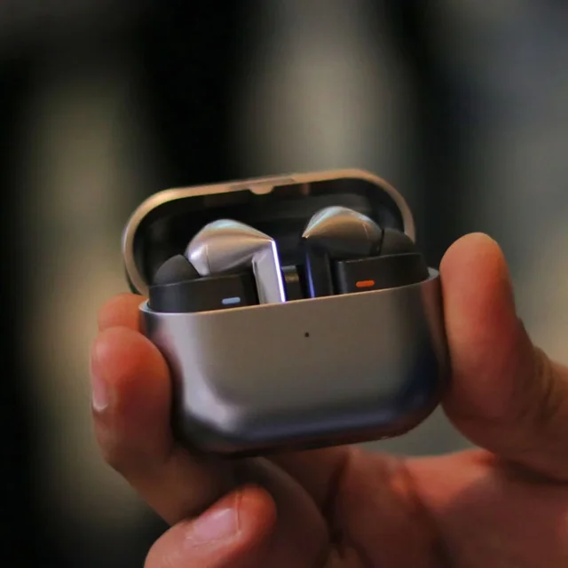 هدفون بلوتوثی سامسونگ مدل Galaxy Buds3 Pro دارای نویز کنسلینگ فعال (ANC)، درگاه شارژ USB T 102475864